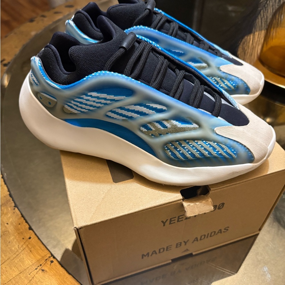 Adidas Yeezy 700 V3 Box